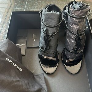 YSL Logo Heels! 🖤